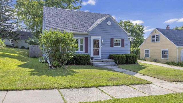1161 N 8th AVENUE, West Bend, WI 53090