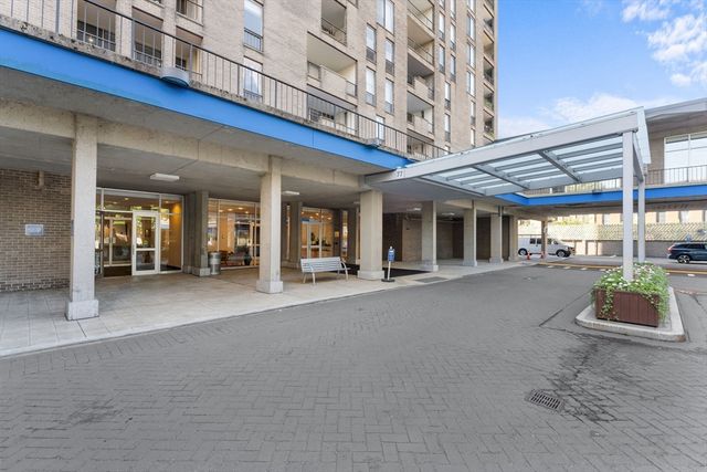 77 Pond Ave NR1, Brookline, MA 02445