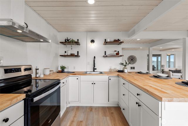 13277 Shoreline Drive SE, Olalla, WA 98359