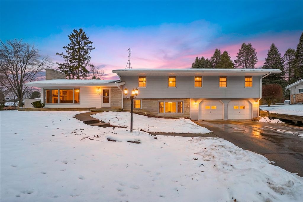 205 Wahwahtaysee Way, Battle Creek, MI 49015