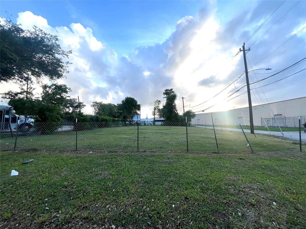 2002 Telephone Road, Houston, TX 77023