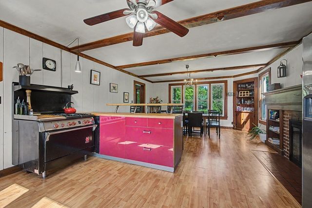 66 Glendale St, Easthampton, MA 01027