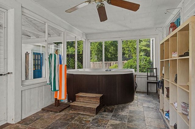 66 Glendale St, Easthampton, MA 01027