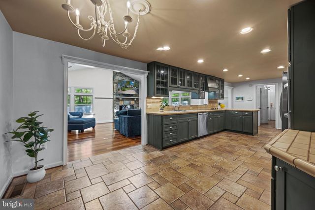 6 STARLIGHT CT, Potomac, MD 20854