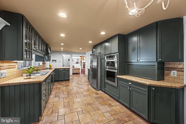 6 STARLIGHT CT, Potomac, MD 20854