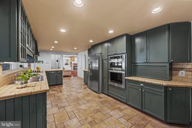 6 STARLIGHT CT, Potomac, MD 20854