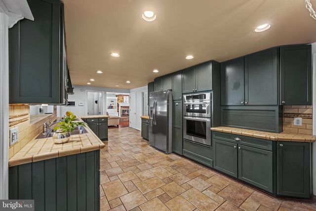 6 STARLIGHT CT, Potomac, MD 20854