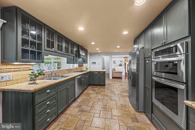 6 STARLIGHT CT, Potomac, MD 20854