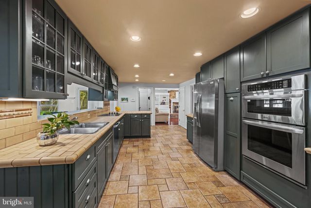 6 STARLIGHT CT, Potomac, MD 20854
