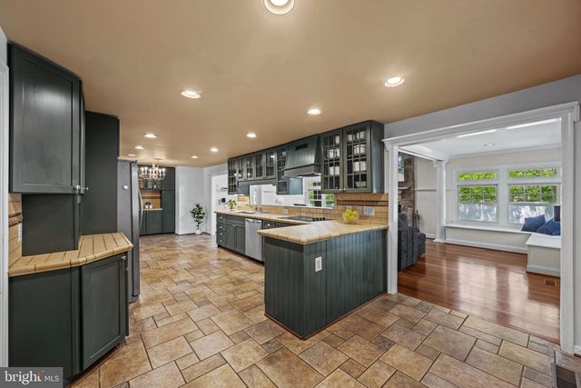 6 STARLIGHT CT, Potomac, MD 20854