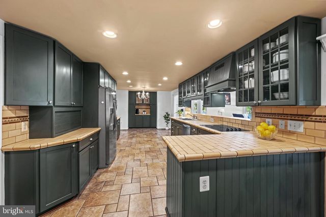 6 STARLIGHT CT, Potomac, MD 20854