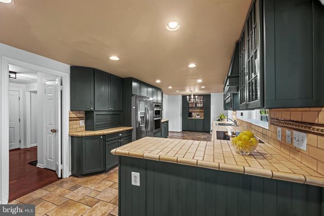 6 STARLIGHT CT, Potomac, MD 20854