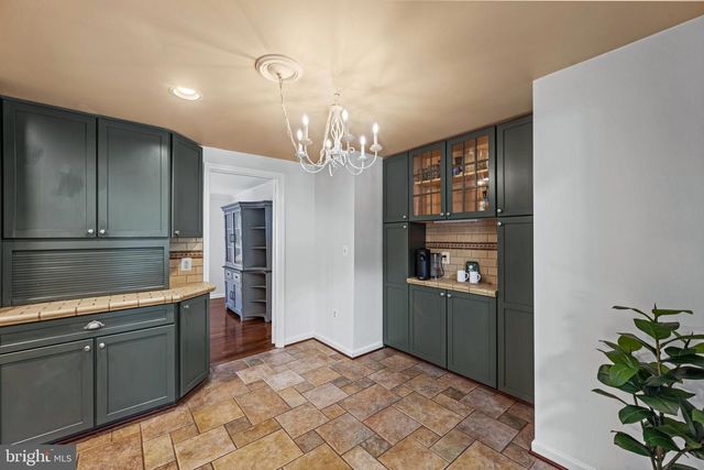 6 STARLIGHT CT, Potomac, MD 20854
