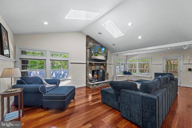 6 STARLIGHT CT, Potomac, MD 20854
