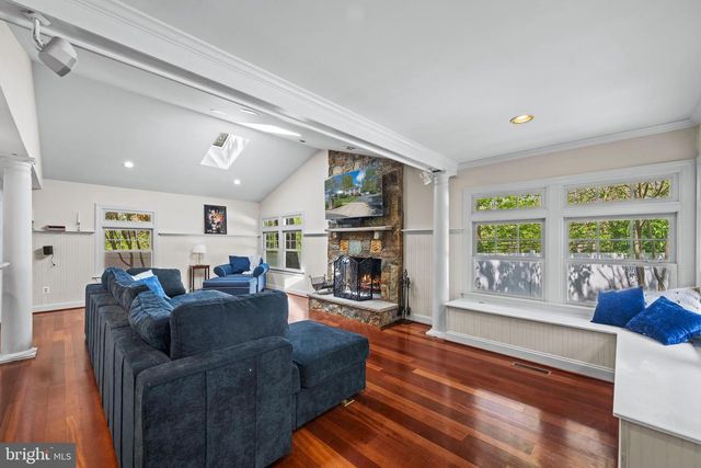 6 STARLIGHT CT, Potomac, MD 20854
