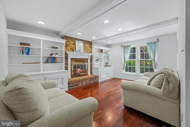 6 STARLIGHT CT, Potomac, MD 20854