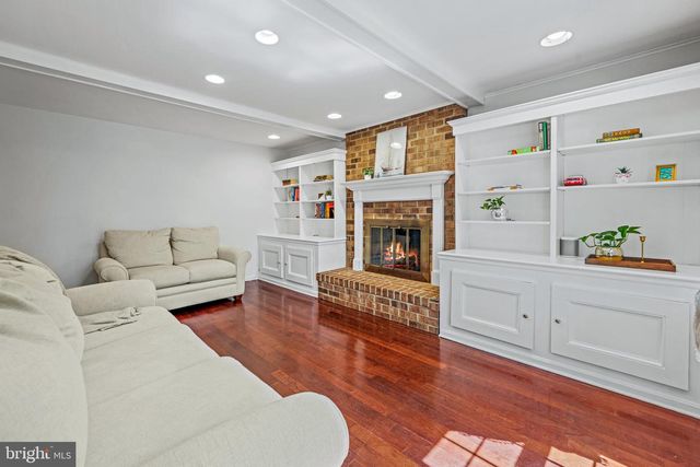 6 STARLIGHT CT, Potomac, MD 20854