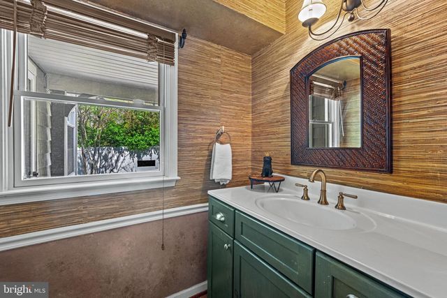 6 STARLIGHT CT, Potomac, MD 20854