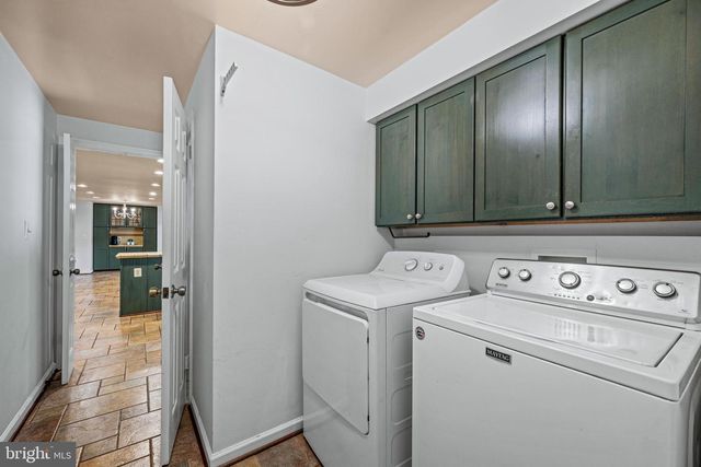 6 STARLIGHT CT, Potomac, MD 20854