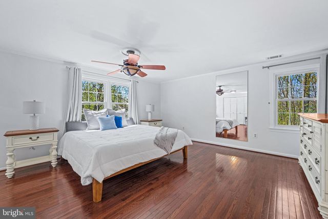 6 STARLIGHT CT, Potomac, MD 20854