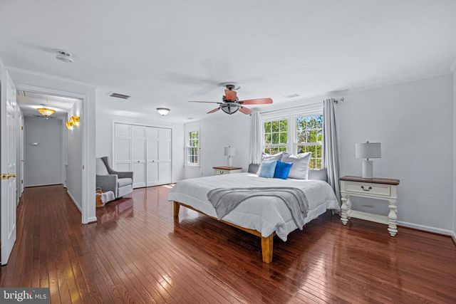 6 STARLIGHT CT, Potomac, MD 20854