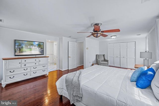 6 STARLIGHT CT, Potomac, MD 20854