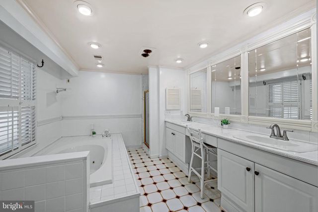 6 STARLIGHT CT, Potomac, MD 20854