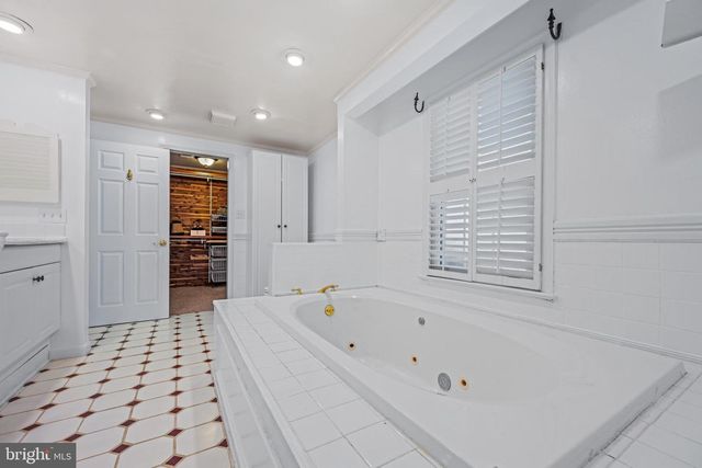 6 STARLIGHT CT, Potomac, MD 20854