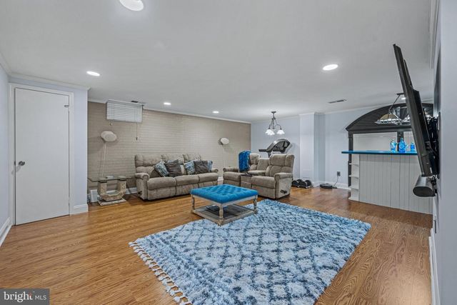 6 STARLIGHT CT, Potomac, MD 20854