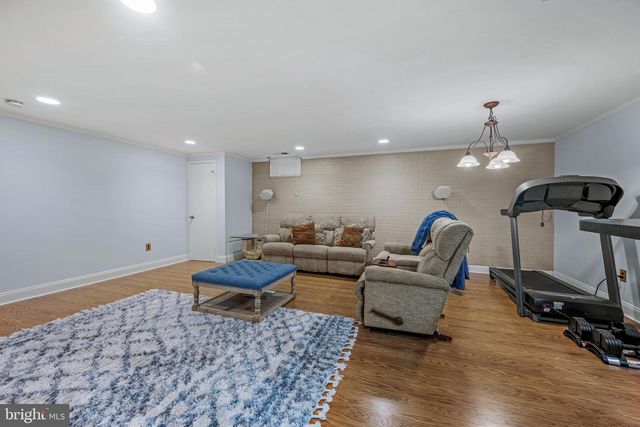 6 STARLIGHT CT, Potomac, MD 20854