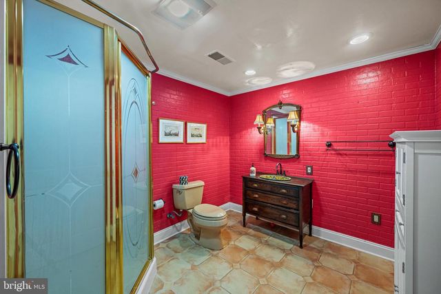 6 STARLIGHT CT, Potomac, MD 20854