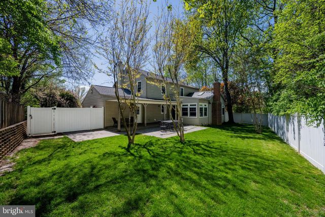 6 STARLIGHT CT, Potomac, MD 20854