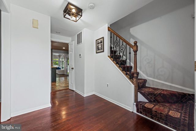 6 STARLIGHT CT, Potomac, MD 20854