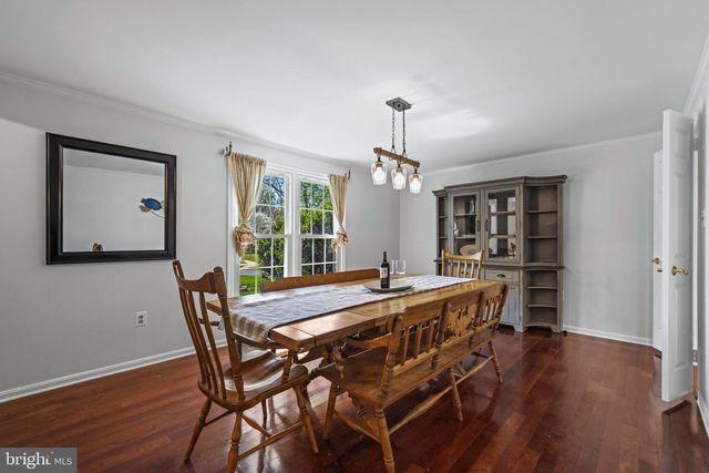 6 STARLIGHT CT, Potomac, MD 20854