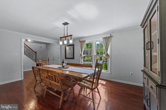 6 STARLIGHT CT, Potomac, MD 20854
