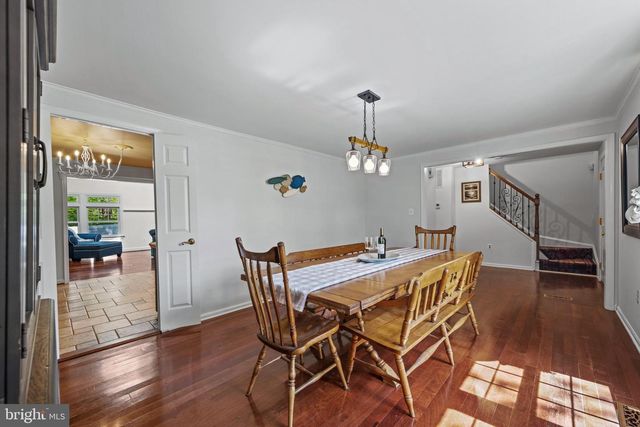 6 STARLIGHT CT, Potomac, MD 20854