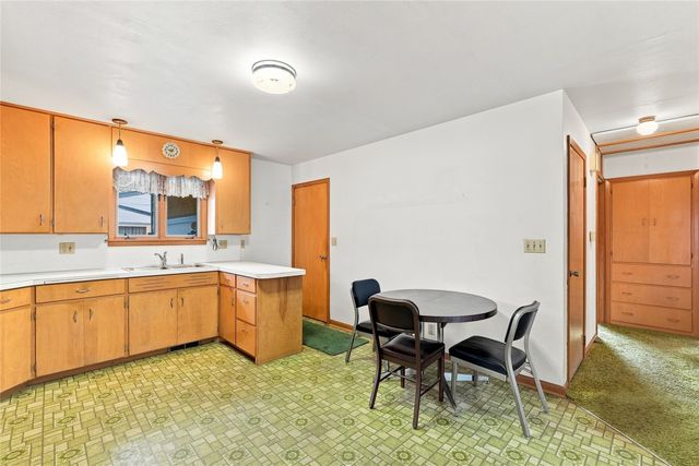 2423 O Ave NW, Cedar Rapids, IA 52405