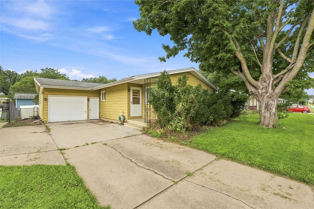 2423 O Ave NW, Cedar Rapids, IA 52405