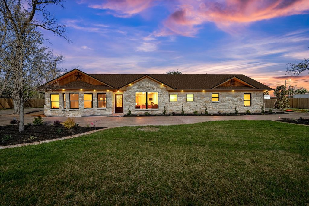 1404 S Robinson Drive, Robinson, TX 76706