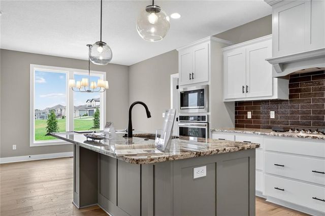 13670 NW 71st Street, Parkville, MO 64152