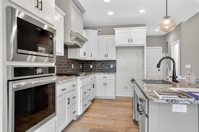 13670 NW 71st Street, Parkville, MO 64152