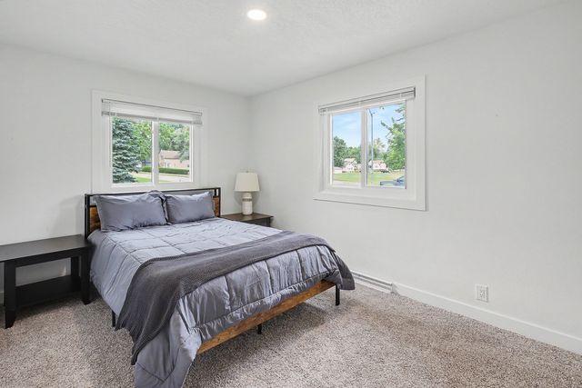 415 Peace Street, Pella, IA 50219