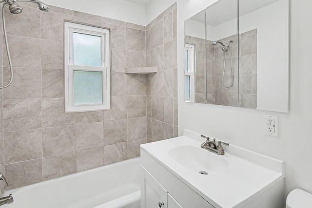 415 Peace Street, Pella, IA 50219