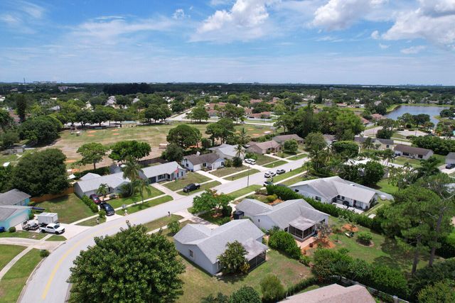 140 Village Circle, Jupiter, FL 33458