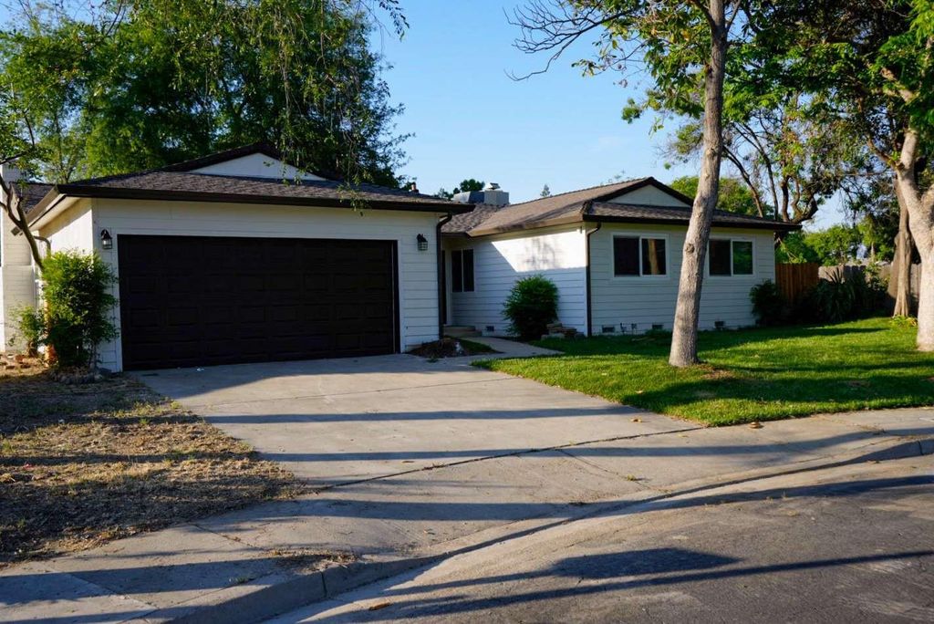Image 2 of property listing at 2214 Fordham Avenue, Clovis, CA 93611