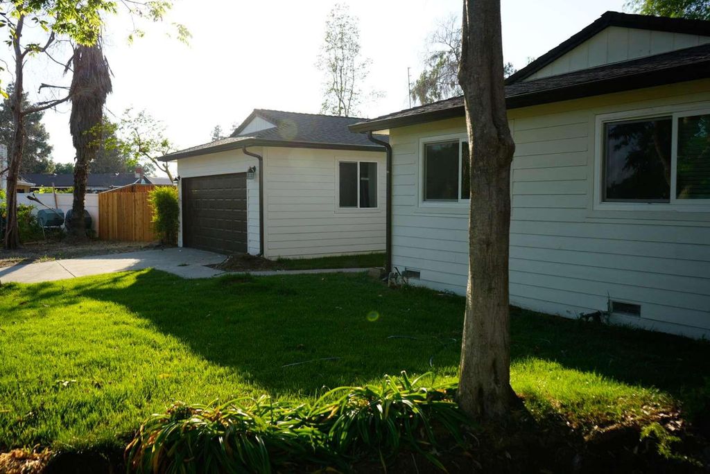 Image 3 of property listing at 2214 Fordham Avenue, Clovis, CA 93611