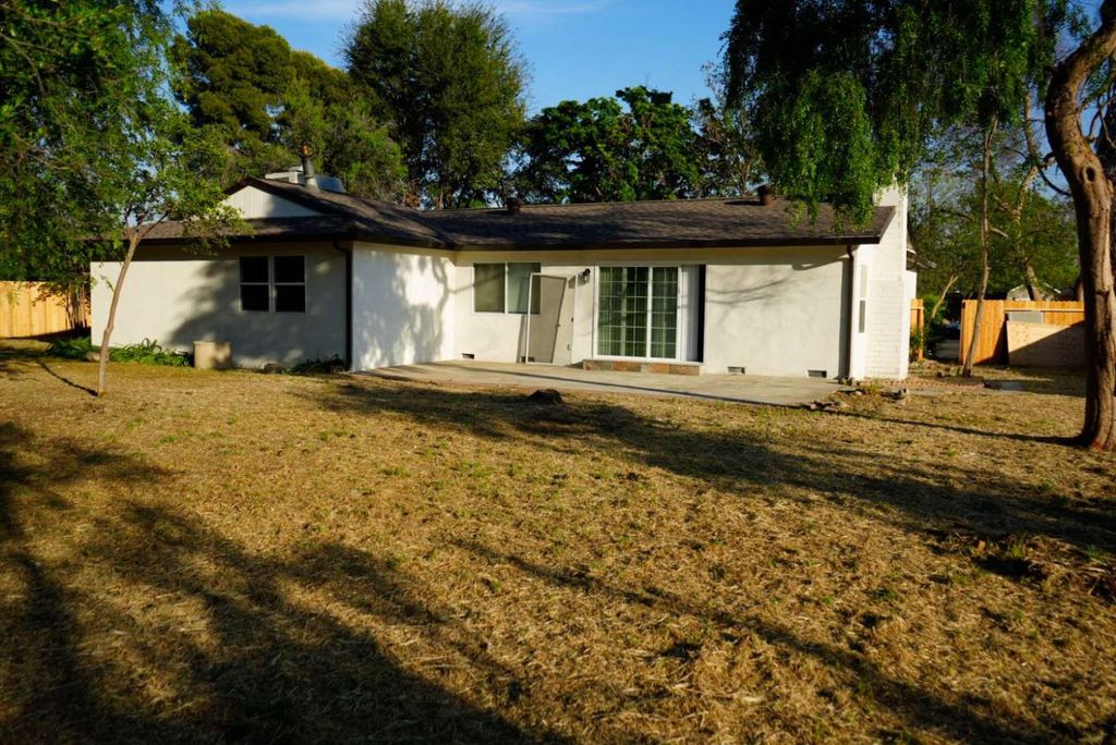 Image 5 of property listing at 2214 Fordham Avenue, Clovis, CA 93611