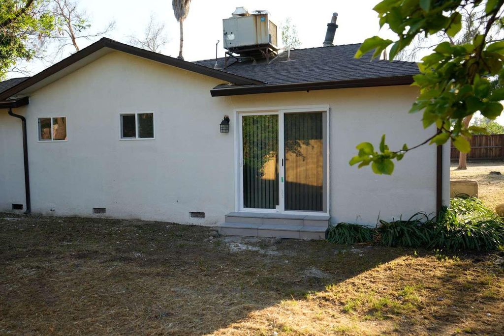 Image 9 of property listing at 2214 Fordham Avenue, Clovis, CA 93611