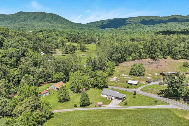 22 Spring Branch LN, Fincastle, VA 24090