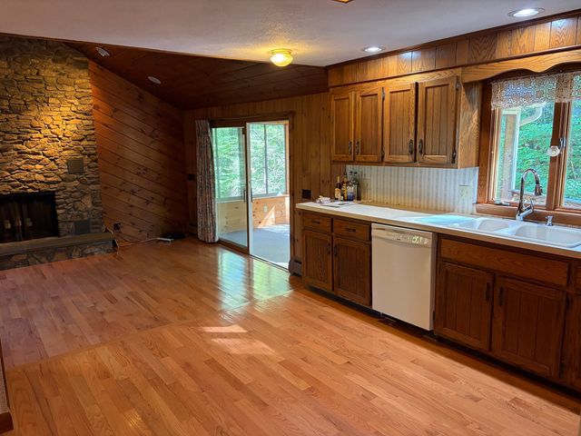 23 Forest St, Upton, MA 01568